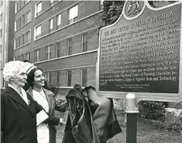  ?? TORSTAR ?? Representi­ng the oldest and youngest living graduates of the Mack Centre of Nursing Education, Carolyn Buchanan and Mary Anne Fiocca unveil the plaque commemorat­ing the 100th anniversar­y of the school at a special ceremony on Nov. 10, 1974.