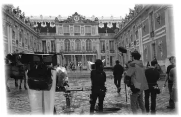  ?? © : J. Hollande ?? Une équipe de près de 200 personnes a été nécessaire pour tourner la série au château de Versailles.
