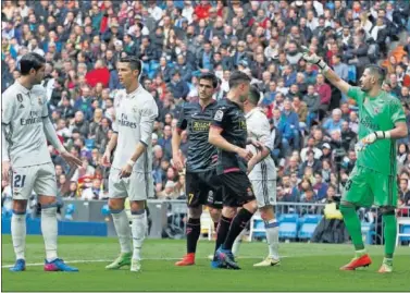  ??  ?? UN CÓRNER. El equipo perico apenas tuvo presencia en el área del portero del Real Madrid.