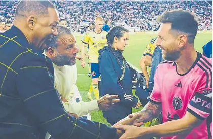  ?? ?? Dos potencias se saludan.
El actor Will Smith no pudo evitarlo y se rindió ante el magnetismo de Messi.