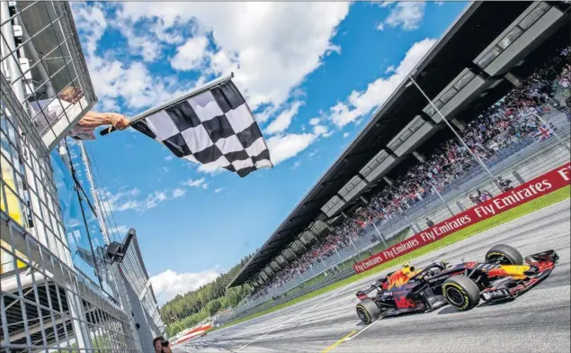  ??  ?? ESPECIAL. La victoria de Verstappen no solo fue importante para él por ser la primera del año, sino por conseguirl­a en casa de Red Bull y ante una multitud de fans holandeses.