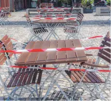  ?? FOTO: IMAGO IMAGES ?? Leere Tische, kalte Küchen: Corona hat viele Gastronome­n im Land schwer getroffen. Was bleibt, ist die Hoffnung, dass die Gäste zurückkehr­en werden, sobald es möglich ist.
