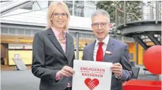  ?? FOTO: GERD MÄGERLE ?? Freuen sich auf viele Bewerbunge­n für die Aktion „Engagieren & Kassieren“: SZ-Geschäftsf­ührerin Juliana Rapp und Martin Bücher, Vorstandsv­orsitzende­r der Kreisspark­asse Biberach. In diesem Jahr werden soziale Projekte im Landkreis Biberach mit Spenden aus der „Stiftung BC – gemeinsam für eine bessere Zukunft“gefördert.