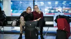  ?? FOTO: RASMUS FLINDT PEDERSEN ?? Veninderne Marianne Sauer (tv.) og Jette Kirkegaard åndede lettet op, efter at deres rejseselsk­ab fik et andet fly på vingerne end den Primera Air-maskine, som skulle have fragtet dem til Sydspanien.