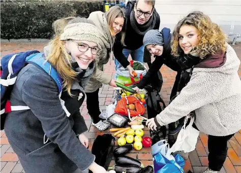  ?? BILDER (3): TORSTEN VON REEKEN ?? VONNOF gemeinsam Obst und Gemüse auf einem Wochenmark­t in Oldenburg: Anna Menke (von links), Annalena Palm, Stephan Christ, Jojo Seibold und Nele Feldkamp