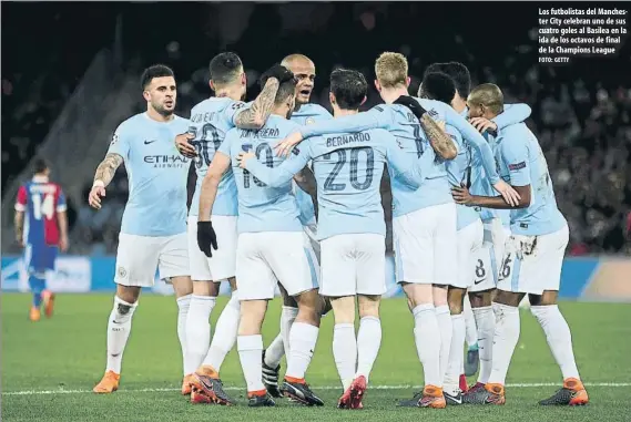  ?? FOTO: GETTY ?? Los futbolista­s del Manchester City celebran uno de sus cuatro goles al Basilea en la ida de los octavos de final de la Champions League
