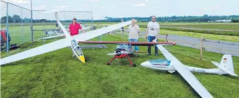  ?? FOTO: VEREIN ?? Freuen sich schon auf den Wettbewerb (v.l.): die Mitglieder der Modellflug­gruppe Rolf Rausch mit ASK 21, Claus Borst mit PZL 104 Wilga, Stefan Niederer mit SZD 59.