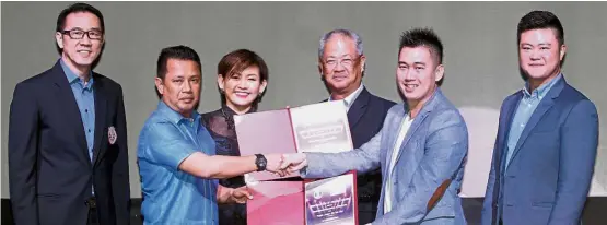  ??  ?? Sign and sealed:BAM president Datuk Seri Norza Zakaria (second from left) shaking hands with Malaysia Purple League CEO Datuk Jack Koh after the MoU signing ceremony. With them are (from left) BAM honorary secretary Datuk Ng Chin Chai, Samsung Malaysia chief marketing officer Elaine Soh, Senheng Electric (KL) Sdn Bhd managing director KH Lim and MPL director YY Lim. — SAMUEL ONG / The Star