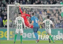  ??  ?? CANTÓ GOL. Keylor le sacó un lanzamient­o de falta que iba dentro...