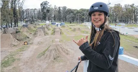  ?? FOTOS: RODRIGO GARCÍA-LA NUEVA. ?? Alegría es lo que irradia a su paso Agustina Roth, de 16 años. Más si se encuentra en la pista, su "segundo hogar".