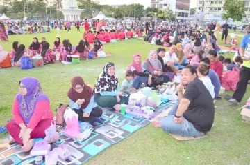  ??  ?? File photo shows a section of the crowd at the mega ‘buka puasa’ gathering on Dataran Tun Datuk Patinggi Tuanku Haji Bujang Tuanku Osman last year.