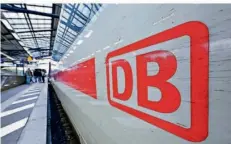  ?? FOTO: SCHUTT/DPA ?? Die Bahn hat der Lokführerg­ewerkschaf­t GDL unter anderem ein weiteres Wahlmodell zur Arbeitszei­t für Zugführer und -begleiter unterbreit­et.