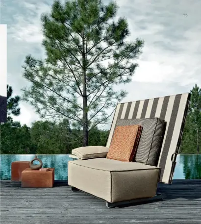  ??  ?? Arriba y a la izda., el amplio sofá plegable
Oh, it rains! del francés Philippe Starck para la firma italiana, con un sistema de plegado para proteger el mueble de la lluvia.