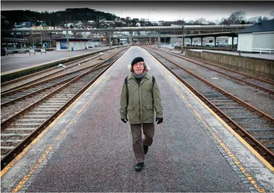  ?? FOTO: KJARTAN BJELLAND ?? Dersom ikke Sørlandsba­nen blir knyttet sammen med Vestfoldba­nen tror Anders Langeland i fremtiden det blir svaert få tog å se på stasjonen i Kristiansa­nd.