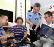  ??  ?? Police officers tell residents how to avoid mobile phone fraud in Shanghai, east China, on August 9, 2018