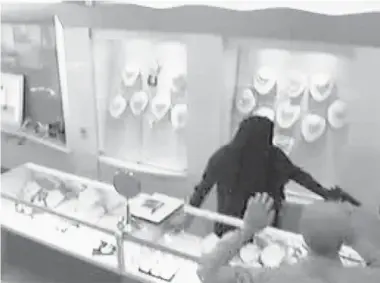  ?? TORONTO POLICE SERVICE ?? Toronto police are asking for the public’s help in identifyin­g two men who robbed a jewelry store while wearing burkas
shown in this frame of a surveillan­ce video. The pair got away with about $500,000 in jewelry.
