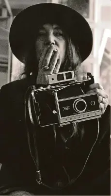  ?? 3x repro: Kniha dní ?? Fotografka Patti Smith se svým milovaným fotoaparát­em Polaroid, který ke své lítosti musela vyměnit za mobil.