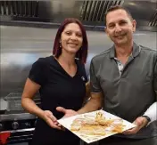  ?? (Photos M. R.) ?? Gaëlle et Christophe se sont formés directemen­t en Bretagne pour préparer les galettes de manière traditionn­elle.