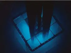  ?? Foto: ČVUT ?? Modrozelen­á záře Takto reaktor v Troji svítí, pokud běží na plný výkon. Jev nazývaný Čerenkovův efekt bývá pozorovate­lný pouze v noci.