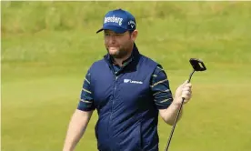  ?? Photograph: Andrew Redington/Getty Images ?? Branden Grace acknowledg­es the crowd after scoring 62 at Royal Birkdale. The South African said he did not know he had broken an all-time major record.