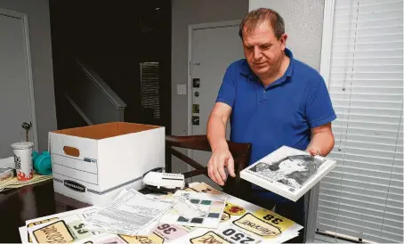  ?? Billy Calzada photos / San Antonio Express-News ?? Ted Slauson, who has been on the television game show “The Price Is Right” many times, rummages through some of the items from the show, including name tags, a laminating machine and a contract, in his San Antonio home.