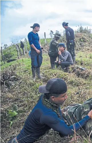  ??  ?? Una práctica de tiro en un campo guerriller­o al norte de Medellín