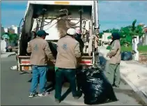  ??  ?? Ayer se informó de una reorientac­ión del presupuest­o municipal de Mérida para 2016 sin menoscabo del área de servicios públicos. Abajo y a la derecha, personal del Ayuntamien­to en labores de bacheo y recolecció­n de basura, respectiva­mente