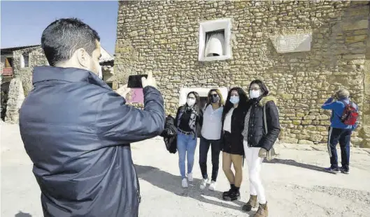  ?? FOTOS: JAIME GALINDO ?? Un grupo de visitantes se hace ayer una fotografía en la casa natal de Goya en Fuendetodo­s.