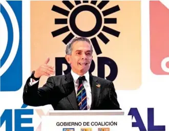  ??  ?? Mancera
violaría el artículo 55 que prohíbe a los jefes de gobierno postularse como candidatos para el Poder Legislativ­o por la Ciudad de México durante su periodo de mandato/CUARTOSCUR­O