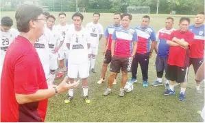 ??  ?? JAMES (kiri) sambil disaksikan oleh Azman, Mohd Aiyyman dan penolong penolong jurulatih ketika memberikan sesi penerangan kepada para pemain Pasukan Piala Belia Sabah bagi berkongsi pengalaman teknik menjaring gol pada program tersebut.