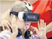  ?? STEPHEN M. DOWELL/STAFF PHOTOGRAPH­ER ?? Encore at Avalon Park resident Jane Auchter is amazed by images she sees from a virtual reality system at the facility.