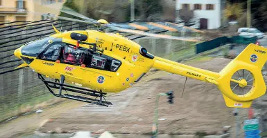 ??  ?? In azione L’elicottero di soccorso Pelikan intervenut­o sul luogo dell’incidente