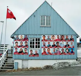  ??  ?? Campagna Manifesti in una strada della «capitale» Nuuk, 18 mila abitanti (Christian Soelbeck)