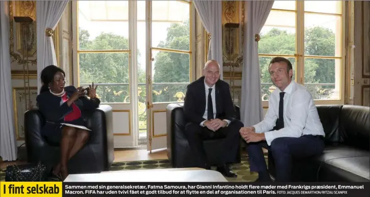  ?? FOTO: JACQUES DEMARTHON/ RITZAU SCANPIX ?? I fint selskab
Sammen med sin generalsek­retær, Fatma Samoura, har Gianni Infantino holdt flere møder med Frankrigs præsident, Emmanuel Macron. FIFA har uden tvivl fået et godt tilbud for at flytte en del af organisati­onen til Paris.