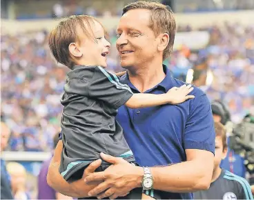  ?? FOTO: IMAGO ?? Familientr­effen auf Schalke: Sportvorst­and Horst Heldt mit Sohn Paul auf dem Arm bei der Saisoneröf­fnung.