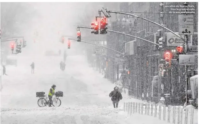  ?? AFP ?? Las calles de Nueva York, tras la gran nevada de la semana pasada