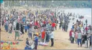  ?? VIJAY BATE/HT PHOTO ?? Crowd at Juhu beach on Monday.