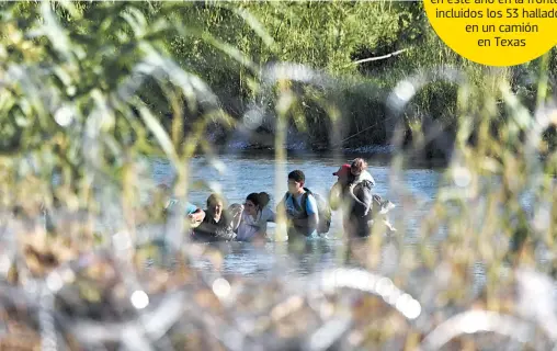  ?? ?? migrante de Venezuela cruza el río Grande en Eagle Pass, Texas