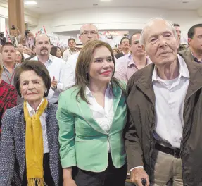  ??  ?? • Alicia Arellano Tapia aparece con su esposo Miguel Pavlovich, y su hija Alicia (centro).