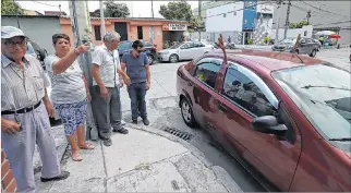  ?? AMELIA ANDRADE / EXPRESO ?? Estacionam­iento. Como este vehículo, otros ya han causado accidentes en la zona. Los vecinos piden multas.