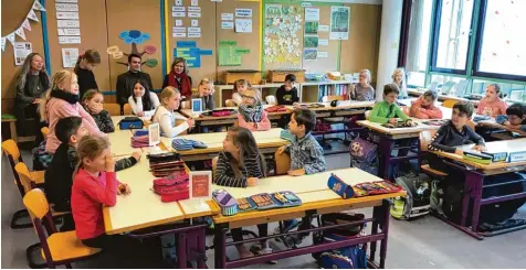  ?? Foto: Monika Mendat ?? Hier wird englisch gesprochen. Die Ganztagskl­assen der Singoldsch­ulen bekommen zweisprach­igen Unterricht. Das interessie­rt auch Landespoli­tiker wie Simone Strohmayr (hinten rechts).
