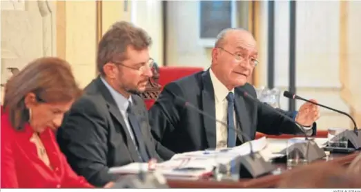  ?? JAVIER ALBIÑANA ?? Leonor Muñoz, José Cardador y Francisco de la Torre, ayer, en la comisión de investigac­ión.