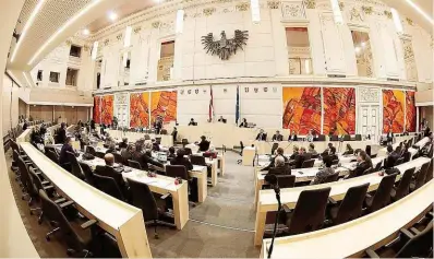  ??  ?? Viele freie Sitze heißt nicht, dass Mandatare schwänzen. Der Bundesrat hat weniger Mitglieder als der Nationalra­t, tagt aber auch im Großen Redoutensa­al der Wiener Hofburg.