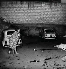  ?? — Photo by Letizia Battaglia ?? A Sicilian woman laments another shooting victim in this 1980 photograph by Battaglia. Italian photojourn­alist Battaglia is the subject of the documentar­y ‘Shooting the Mafia’.