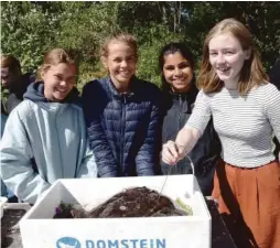  ??  ?? BREIFLABB: Karoline Heimdal, Synne Bendiksen, Mona Lajili og Åshild Akselsen kunne fortelle om Breiflabbe­n, og fiskestang­en den har.