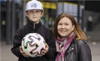  ??  ?? ■
Taito Mattila och mamma Rosetta Halonen-Mattila tittade på Finlands dramatiska match mot Danmark. Taito berättar att hans favoritspe­lare i det finländska laget är Teemu Pukki.