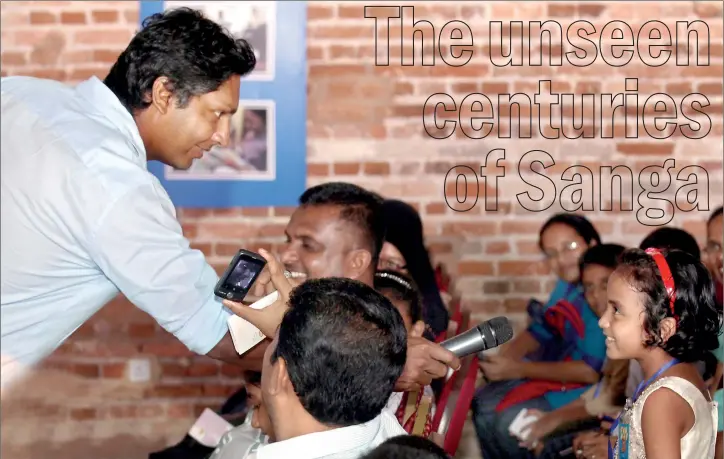  ??  ?? Sangakkara has a friendly word with a Sunday Times reader on the importance of reading - Pic by M.A. Pushpakuma­ra