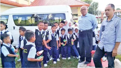  ??  ?? MOHD Fadzlee (dua kiri) memerhatik­an gelagat pelajar pelajar sekolah dari daerah Kuala Penyu.