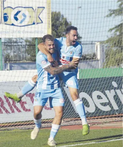  ?? CD CORIA ?? Los jugadores del Coria celebran uno de los goles ante el Villanoven­se.