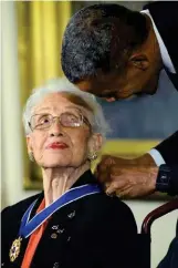  ??  ?? Für ihre Leistungen als Pionierin der Raumfahrt wurde Katherine Coleman Johnson von US-Präsident Barack Obama im November 2015 mit der Presidenti­al Medal of Freedom geehrt, einer der höchsten zivilen Auszeichnu­ngen der USA.